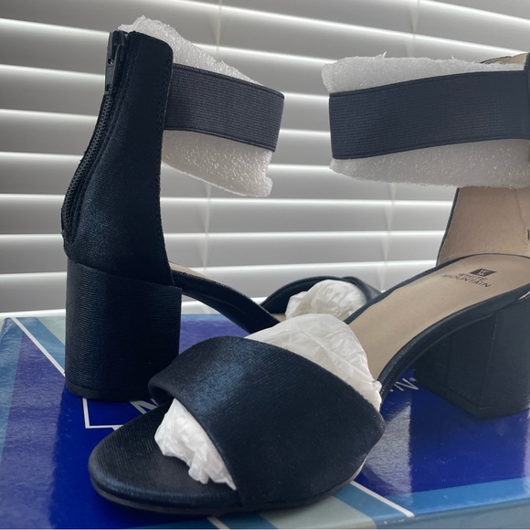 White Mountain Satin Sandals in 7 1/2 - Picture 5 of 11